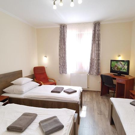 Kamilla Panzio Es Rendezvenyhaz Bed & Breakfast Balmazujvaros Exterior photo
