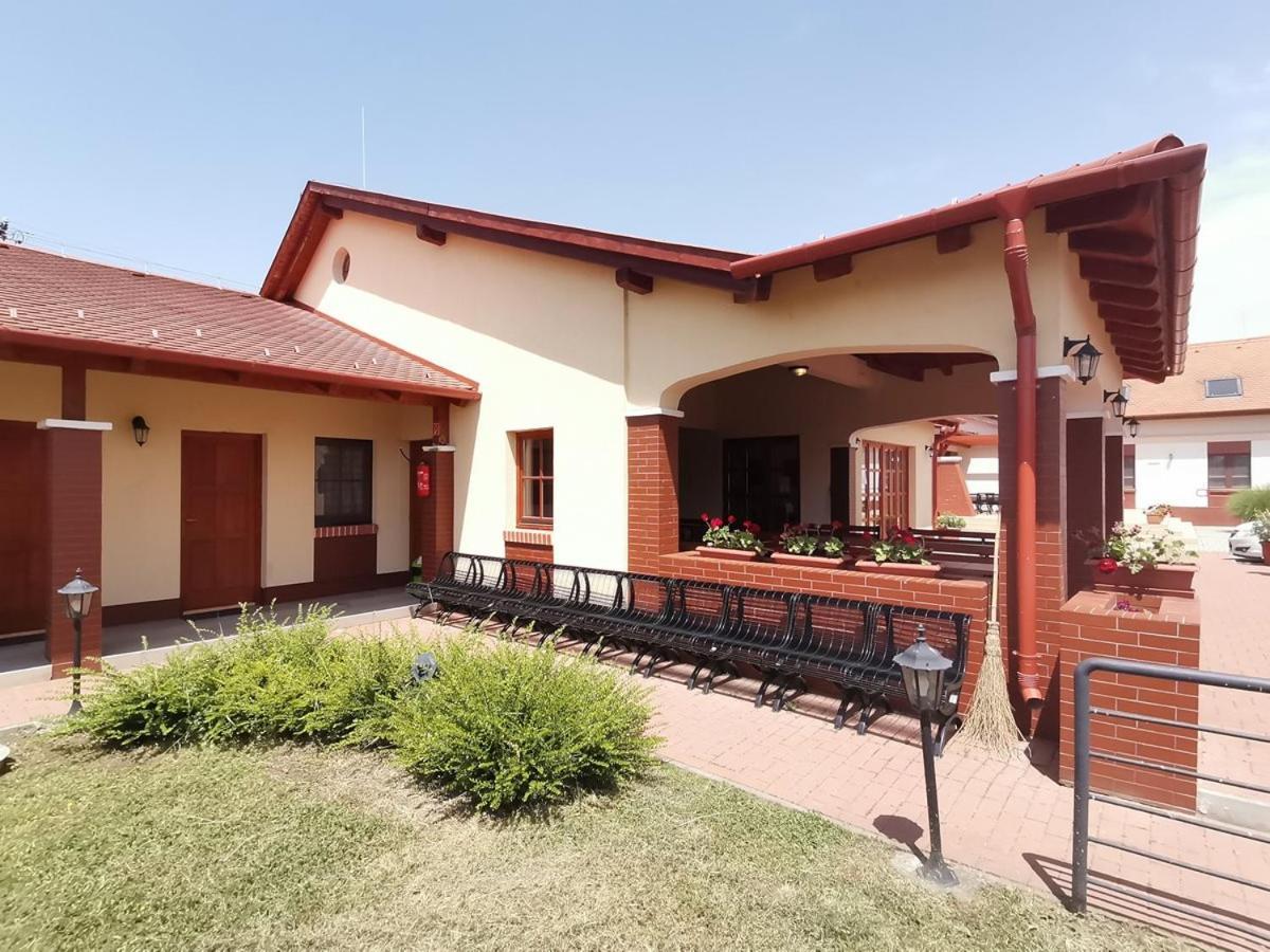 Kamilla Panzio Es Rendezvenyhaz Bed & Breakfast Balmazujvaros Exterior photo