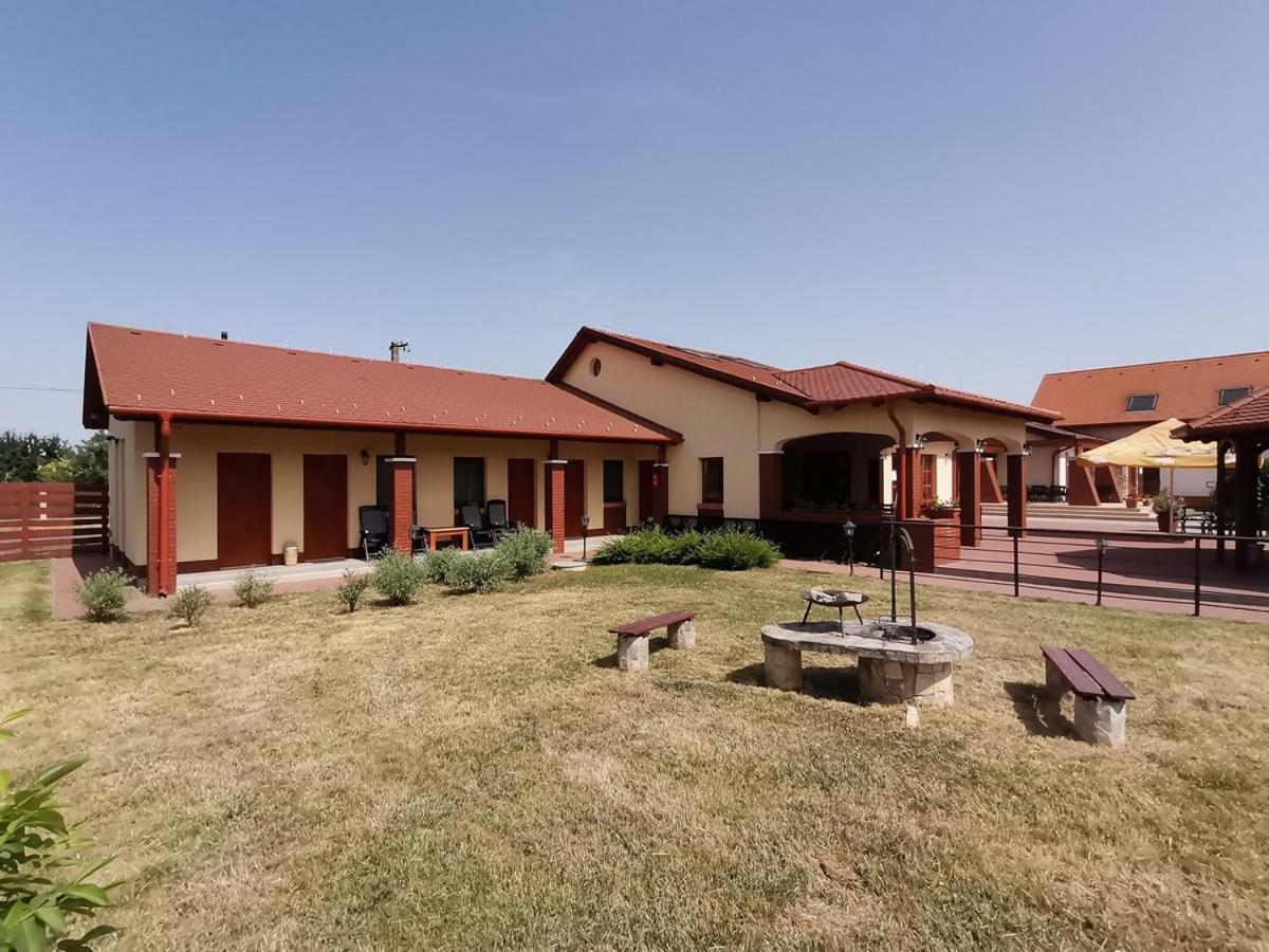 Kamilla Panzio Es Rendezvenyhaz Bed & Breakfast Balmazujvaros Exterior photo