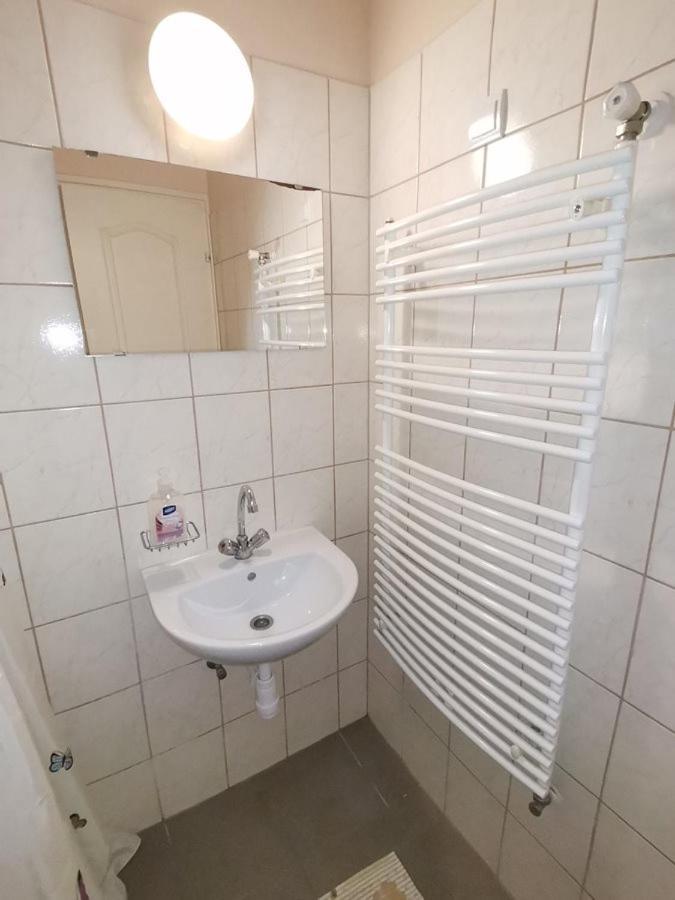 Kamilla Panzio Es Rendezvenyhaz Bed & Breakfast Balmazujvaros Exterior photo