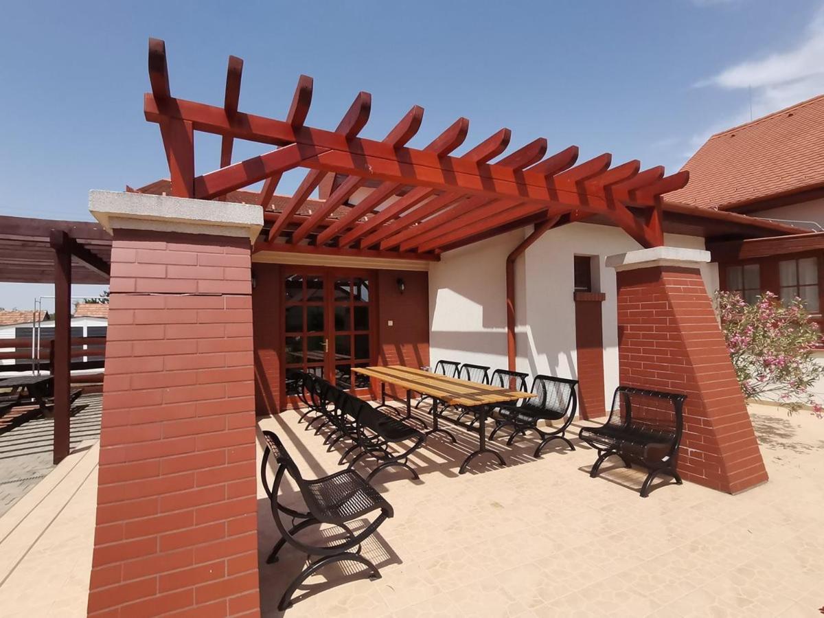 Kamilla Panzio Es Rendezvenyhaz Bed & Breakfast Balmazujvaros Exterior photo