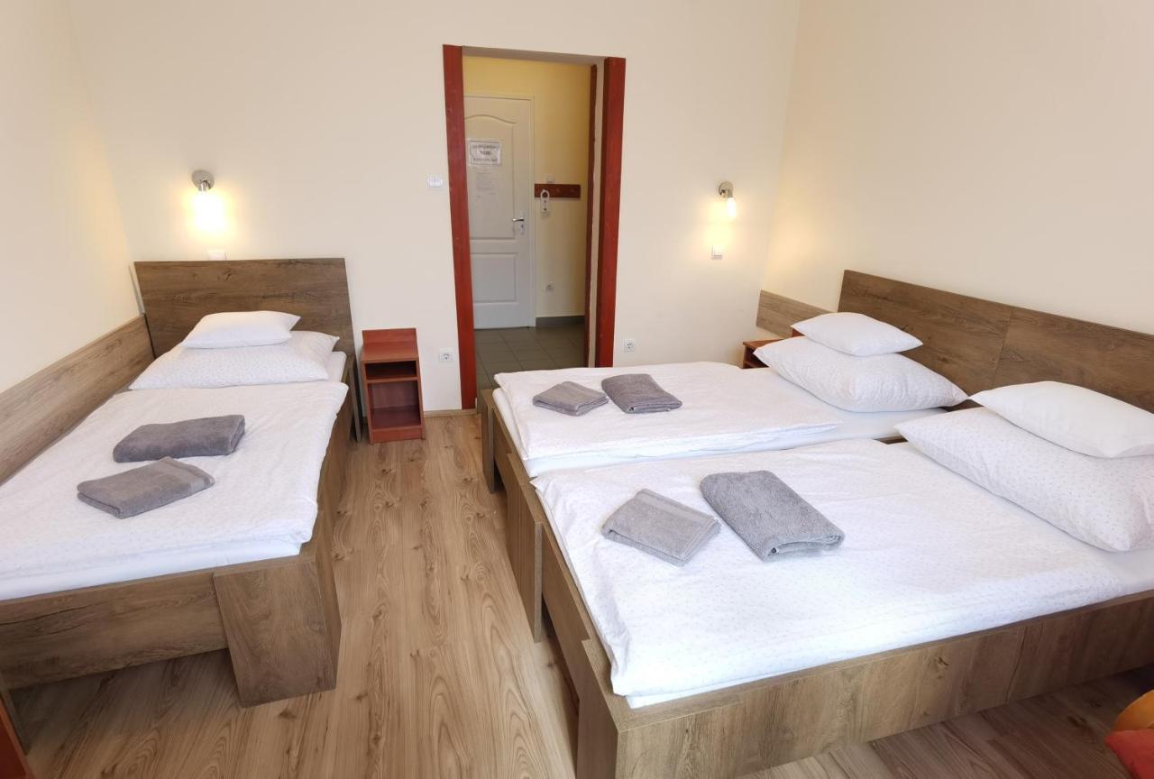 Kamilla Panzio Es Rendezvenyhaz Bed & Breakfast Balmazujvaros Exterior photo