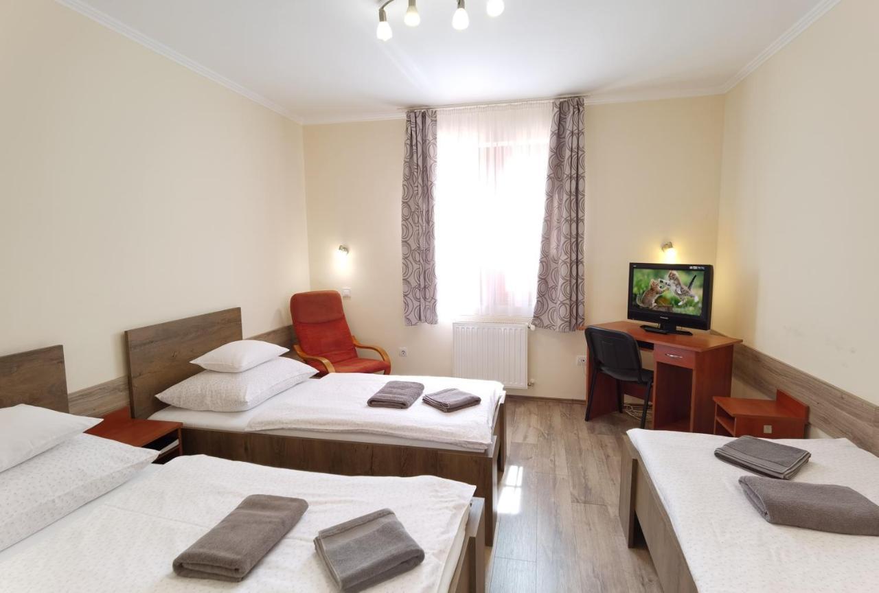 Kamilla Panzio Es Rendezvenyhaz Bed & Breakfast Balmazujvaros Exterior photo