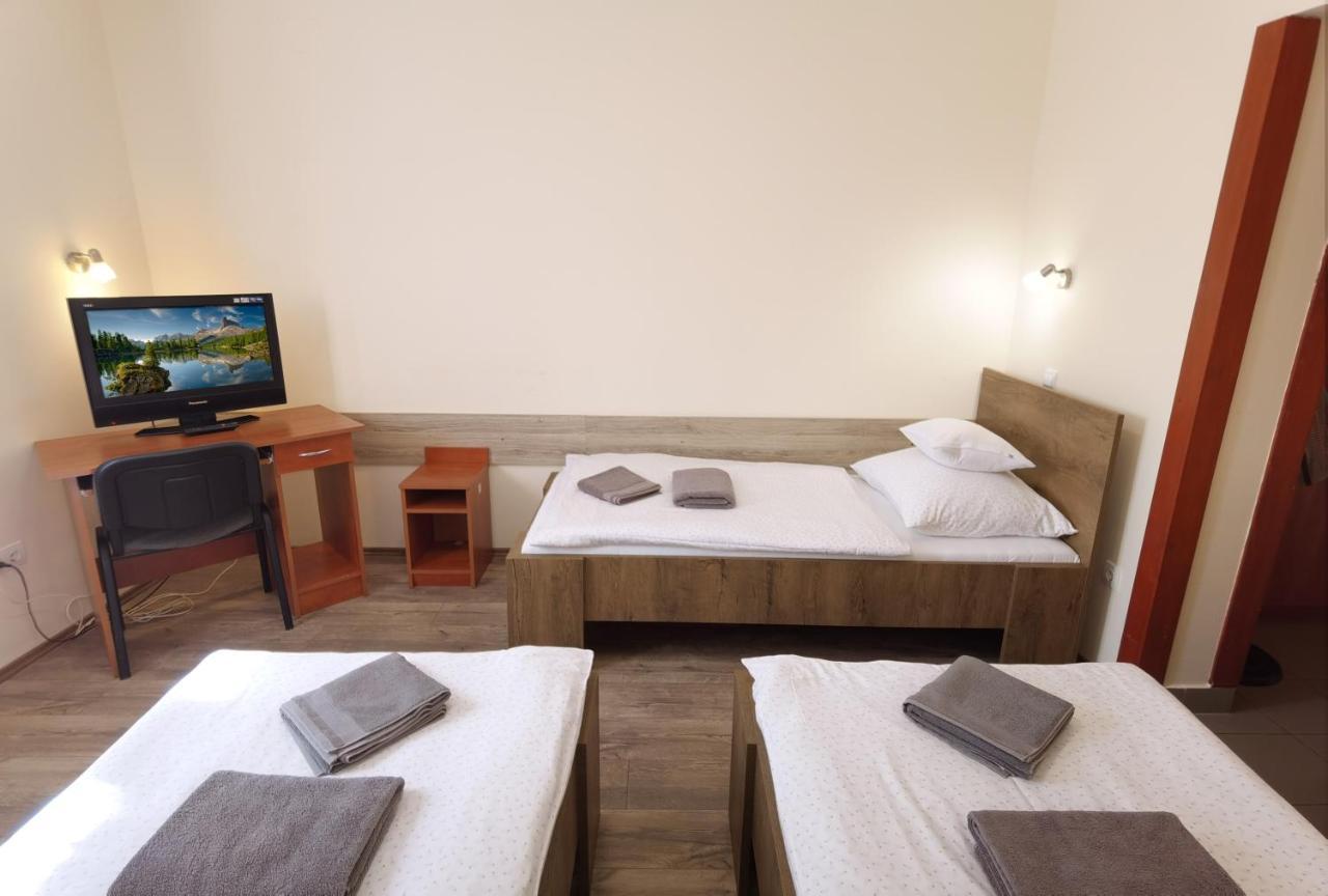 Kamilla Panzio Es Rendezvenyhaz Bed & Breakfast Balmazujvaros Exterior photo