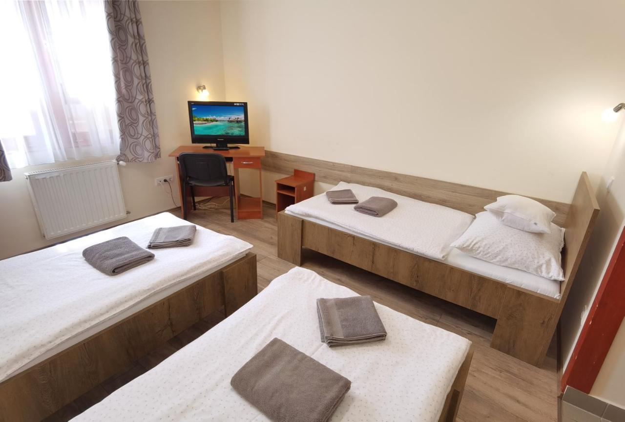 Kamilla Panzio Es Rendezvenyhaz Bed & Breakfast Balmazujvaros Exterior photo