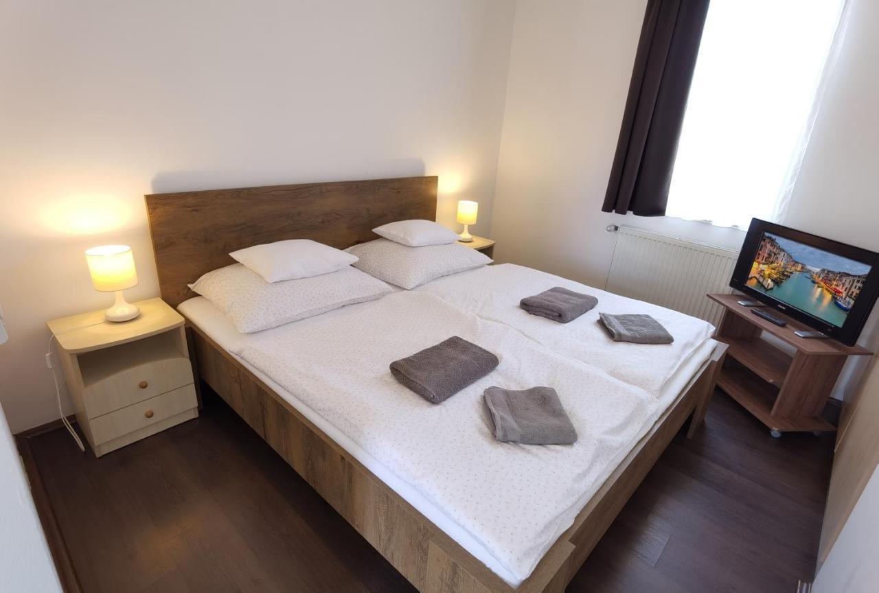 Kamilla Panzio Es Rendezvenyhaz Bed & Breakfast Balmazujvaros Exterior photo